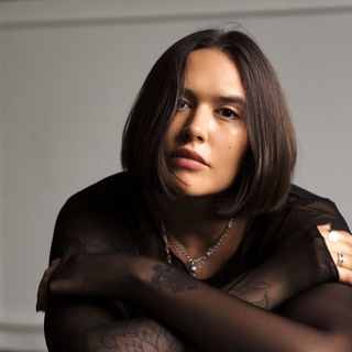 Логотип @less_is - Less is more