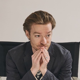 Логотип @lev_ee - Левее