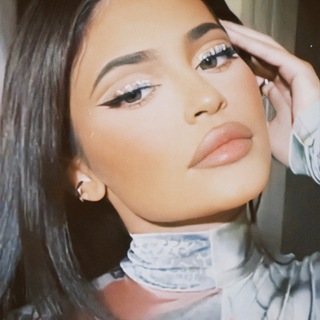 Логотип @lisaangee - lisaangee