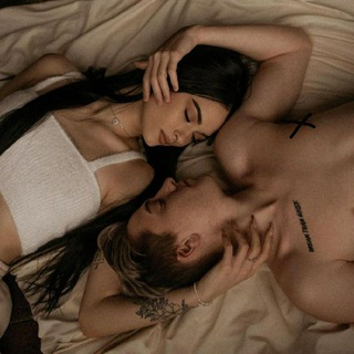 Логотип @listentomebby - listen to me,bby