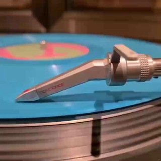 Логотип @listentomuzik - LISTEN TO! DEEP