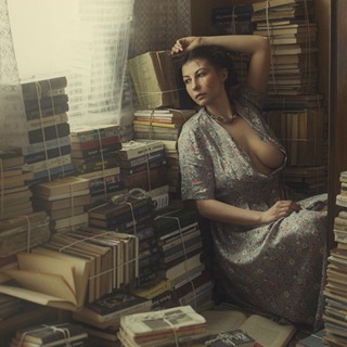 Логотип @literatura_lingvistika - Голые женщины читают книги