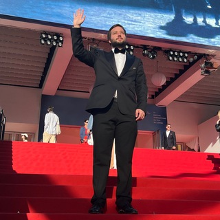 Логотип @littlebitmedia - Это Дамир в Каннах