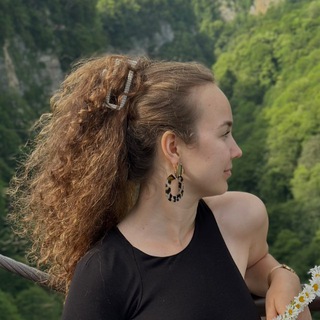 Логотип @liyaflyyy - Лия | кудрявый психолог