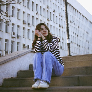 Логотип @lolakmlz - lola.kmlz