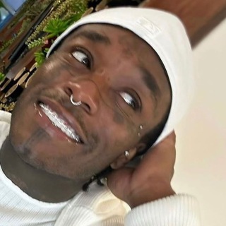 Логотип @lonelyplug - одинокая розетка!