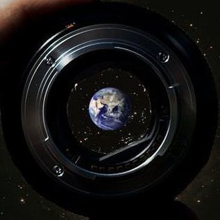 Логотип @look_at_it - Планета в объективе