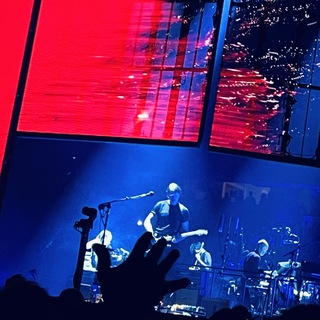 Логотип @looseintranslation - вольности перевода