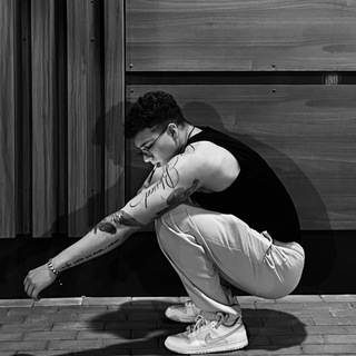 Логотип @love1order - пьяный с афро