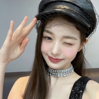 Логотип @loveisvelvis - velvis.shop 🍓 кпоп магазин