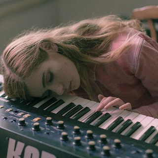 Логотип @lovvsoul - музыка в моей голове 🎧 🌙