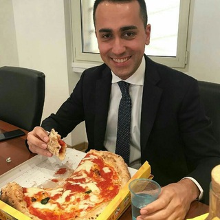Логотип @luigidimaiochemangiaunapizza - La stessa foto di Di Maio ogni tanto