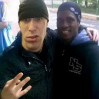 Логотип @m1shadelaet - миша из-за угла