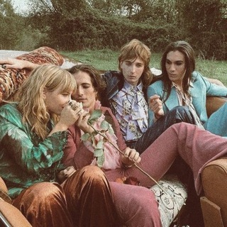 Логотип @maaneeskiin - кофе с måneskin ☕️🌷