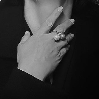 Логотип @macheeriee - ma chérie.