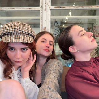 Логотип @maddeflore - парижская подворотня