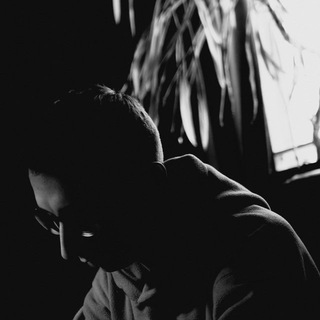 Логотип @madlythoughts - Здесь пишет Митрофанов