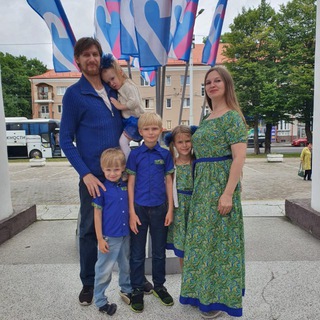 Логотип @makstoris - Семеро в доме, не считая собаки)