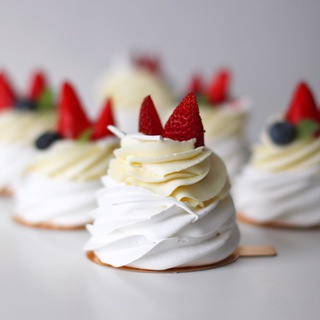 Логотип @malenatort - Ателье современных десертов Елены Огородниковой