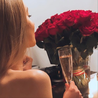 Логотип @mamaneedschampagne - Дубай. Мама needs champagne