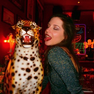 Логотип @mamanepomnit - крутышка из берлина 🧩