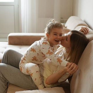 Логотип @mamkupimne - Мам, ну купи!