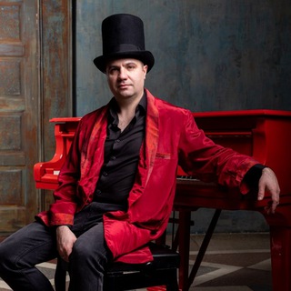 Логотип @mamonov_piano - МАМОНОВ - красивая музыка на рок-пианино