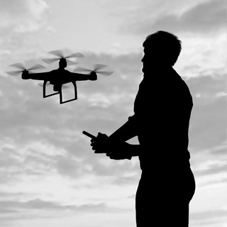 Логотип @man_gadget - Человек с прибором