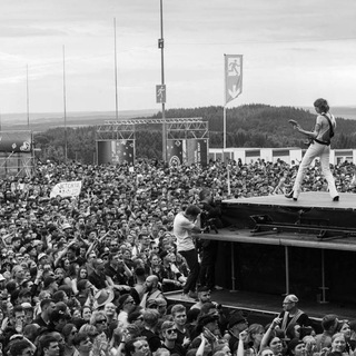 Логотип @manesnews - общалочка рокеров ❣️