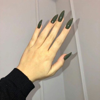 Логотип @manikuire - Маникюрчик💅🏻