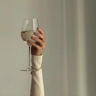 Логотип @manolo_and_chandon - Под вино не мудрено