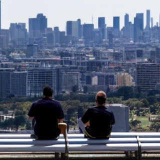 Логотип @manonthefence - мужчина на заборе