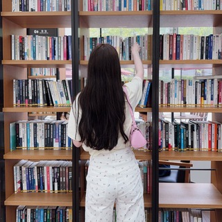 Логотип @marie_reads - мари читает 𝜗𝜚