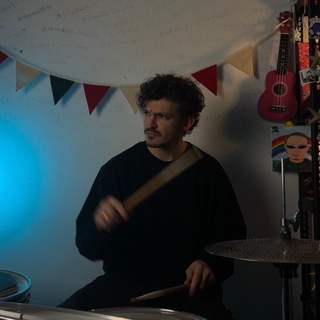 Логотип @maxim_skutin - максим скутин о музыке и барабанах🎄