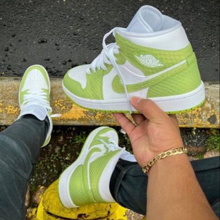 Логотип @mehron_shtuchni - ESSENTIALS_МЕХРОН