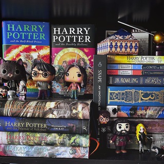 Логотип @merrylibrarian - Изба-читальня