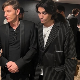 Логотип @mi1qs - —