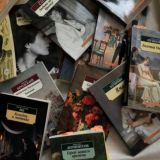 Логотип @miaboutbookschat - они читали булгакова