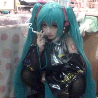 Логотип @mikosmokes - хацунэ тоже курит