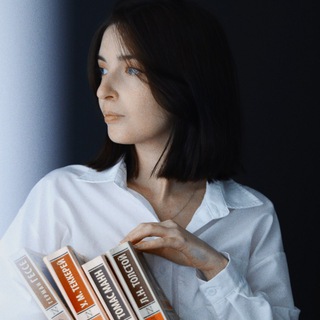 Логотип @minikristini - Дочитаю и спать!