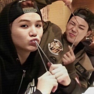 Логотип @minimini_xoxo - юнмины влюблены и это факт