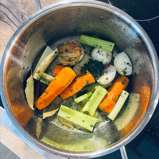 Логотип @mit_haut_berlin_kyiv - Міт хаут