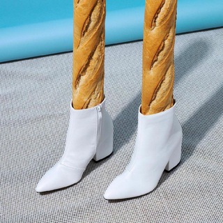 Логотип @mnevontebulki - мне вон те булки