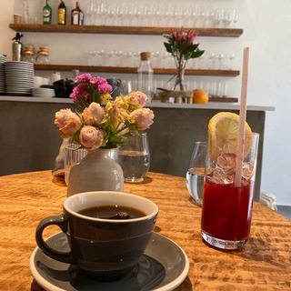 Логотип @mnogokofe - Кофе, вино и путешествия