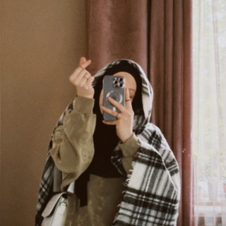 Логотип @momentsandmemories - леди в пледе