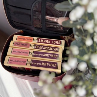 Логотип @momsbooks - Книжный клуб мам