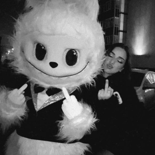 Логотип @monikavaa - moni<33