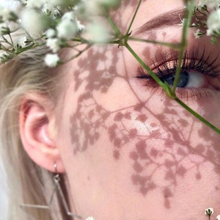 Логотип @moonprizm - your dose of motivation 🌿