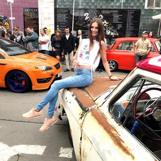 Логотип @moroz_danya - Девушка в АвтоВазе