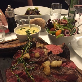 Логотип @moscow_edm - и